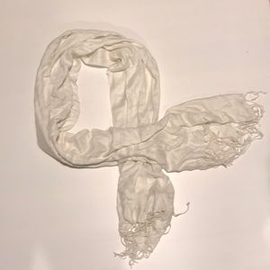 SOFT WHITE SCARF